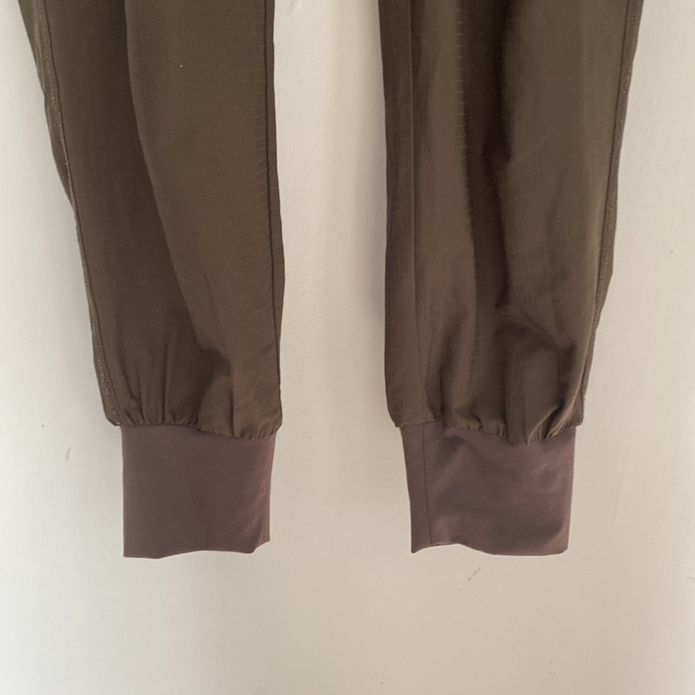 Vuori Women’s Olive Green Joggers Size Medium with Pockets - Picture 3 of 9
